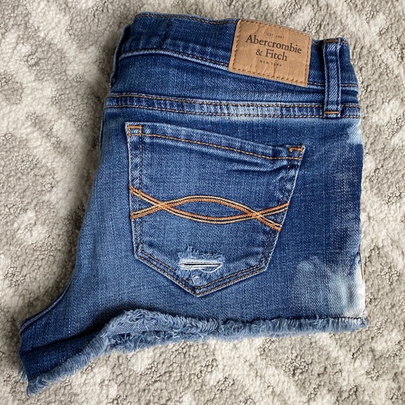 •Abercrombie & Fitch• Distressed Low-Rise Jean Shorts - Picture 8 of 11